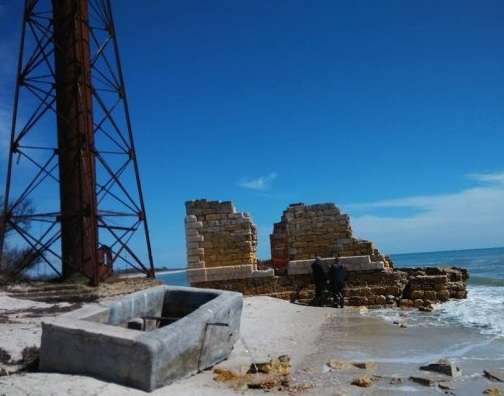 На Джарылгаче море уже почти подобралось к источнику пресной воды